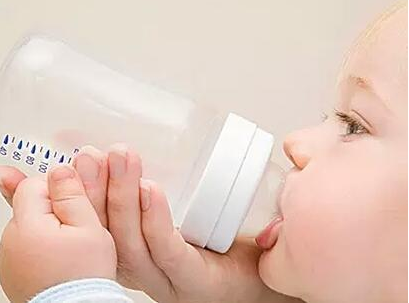 母乳喂养的宝宝需要喝水吗