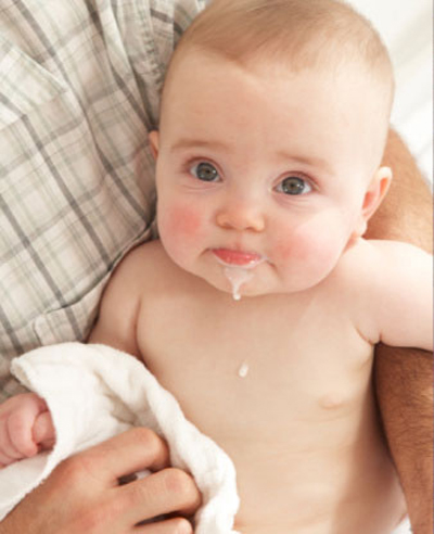 新生儿吐奶的原因是什么