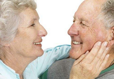老年人出现牙齿发酸的因素是什么