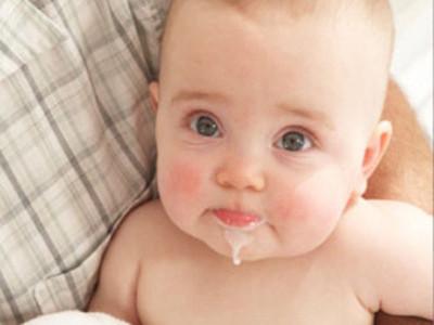 宝宝吐奶是什么原因