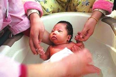 如何给新生儿宝宝洗澡