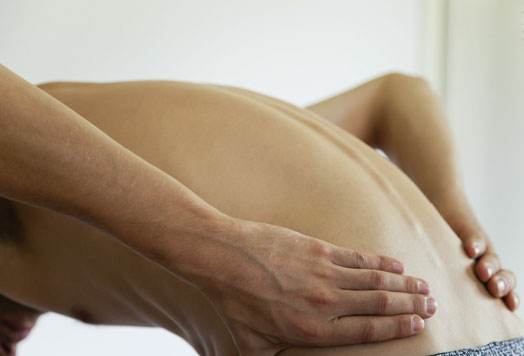 男人腰痛的原因有哪些 坐姿问题不可忽视