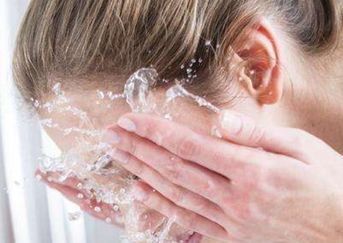 皮肤怎么补水 凉开水洗脸