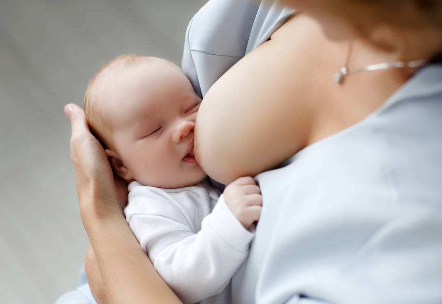 新妈妈该如何用母乳喂养宝宝